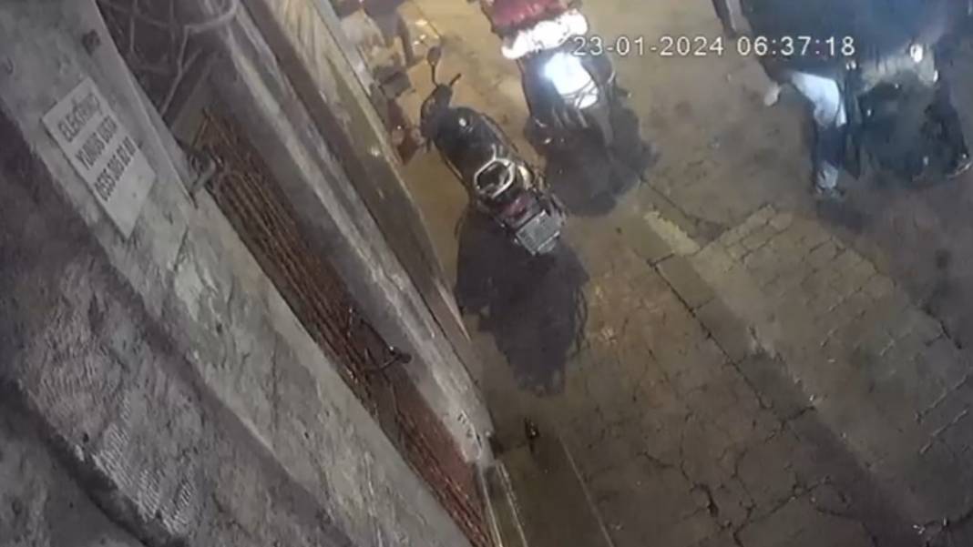 İşte olay anının yeni görüntüleri... Beyoğlu’nda satırlı 'kız arkadaşıma baktın' kavgası 4